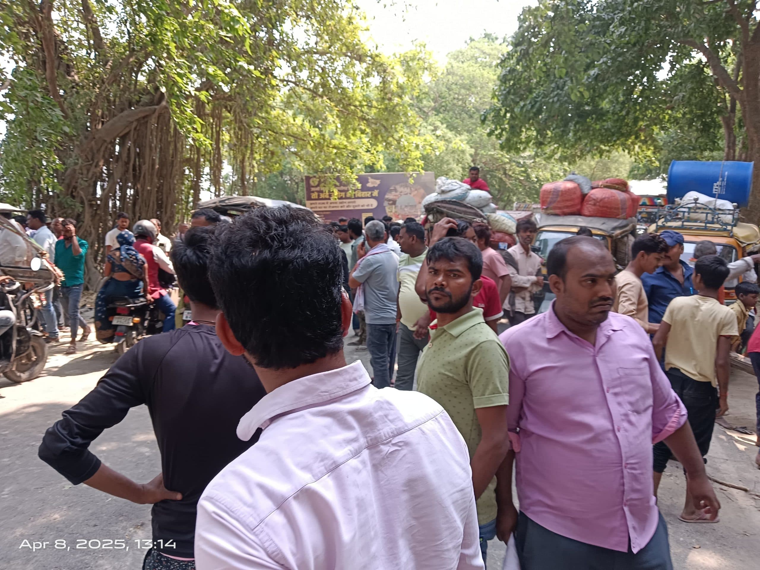 Electricity news from Samastipur:बिजली तार से तीसरी बार आग लगने पर सड़क जाम कर जताया विरोध