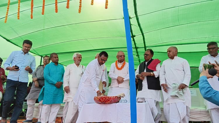 Madhubani News : पूर्व सांसद ने समाजवादी चिंतक सूर्यनारायण यादव की प्रतिमा का किया अनावरण