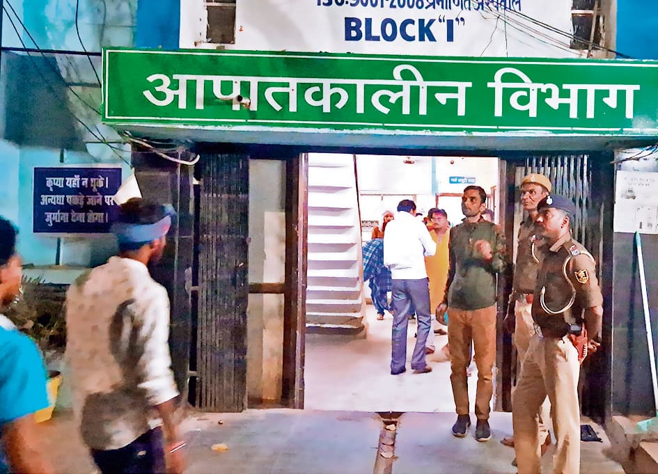 Gopalganj News : मरीज की मौत के बाद डॉक्टरों ने लिख दी सीटी स्कैन जांच, परिजनों ने किया हंगामा