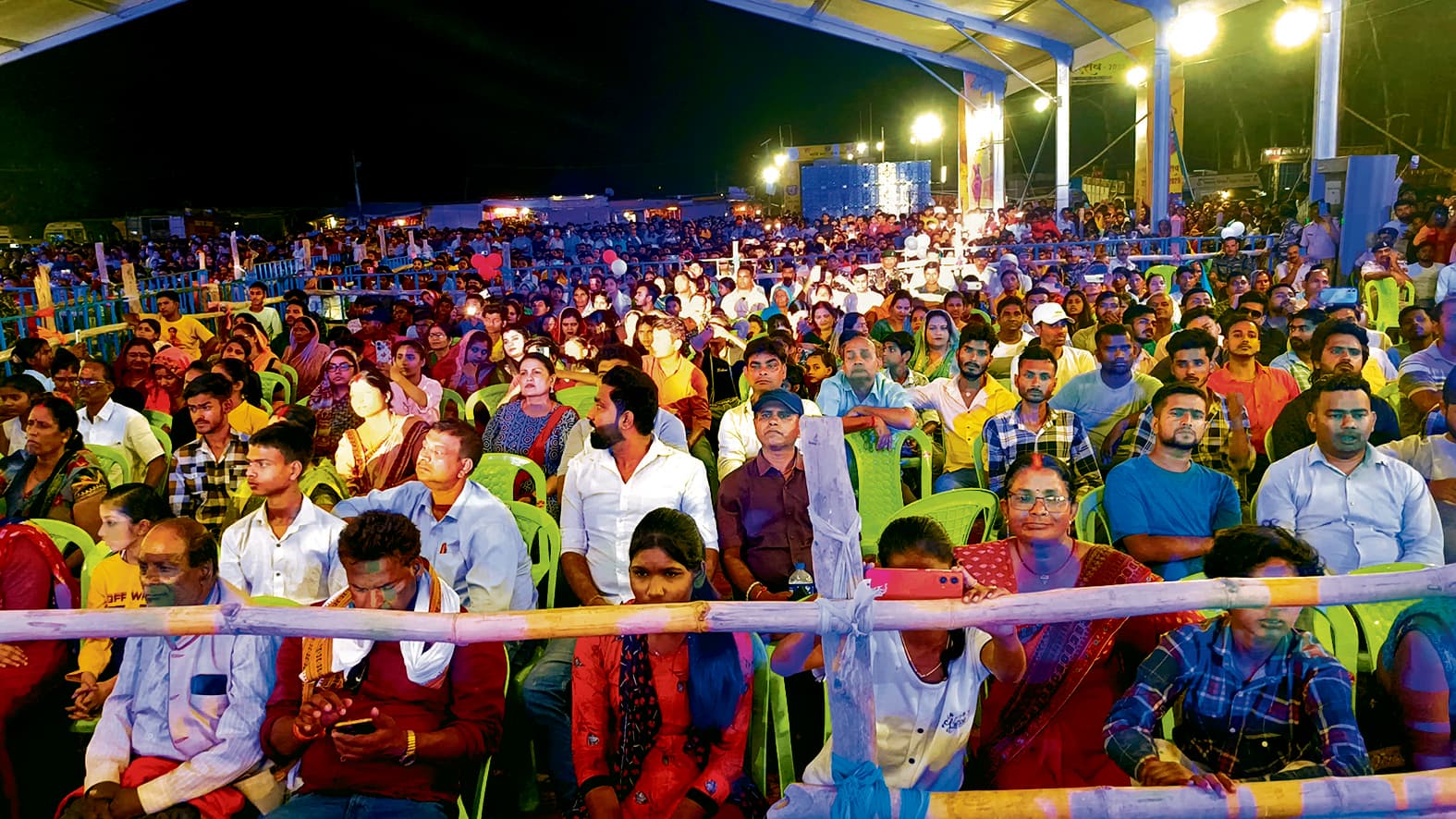 Gopalganj News  : थावे महोत्सव में मां सिंहासनी के दरबार में बही स्वर की सरिता, गोता लगाते रहे श्राेता