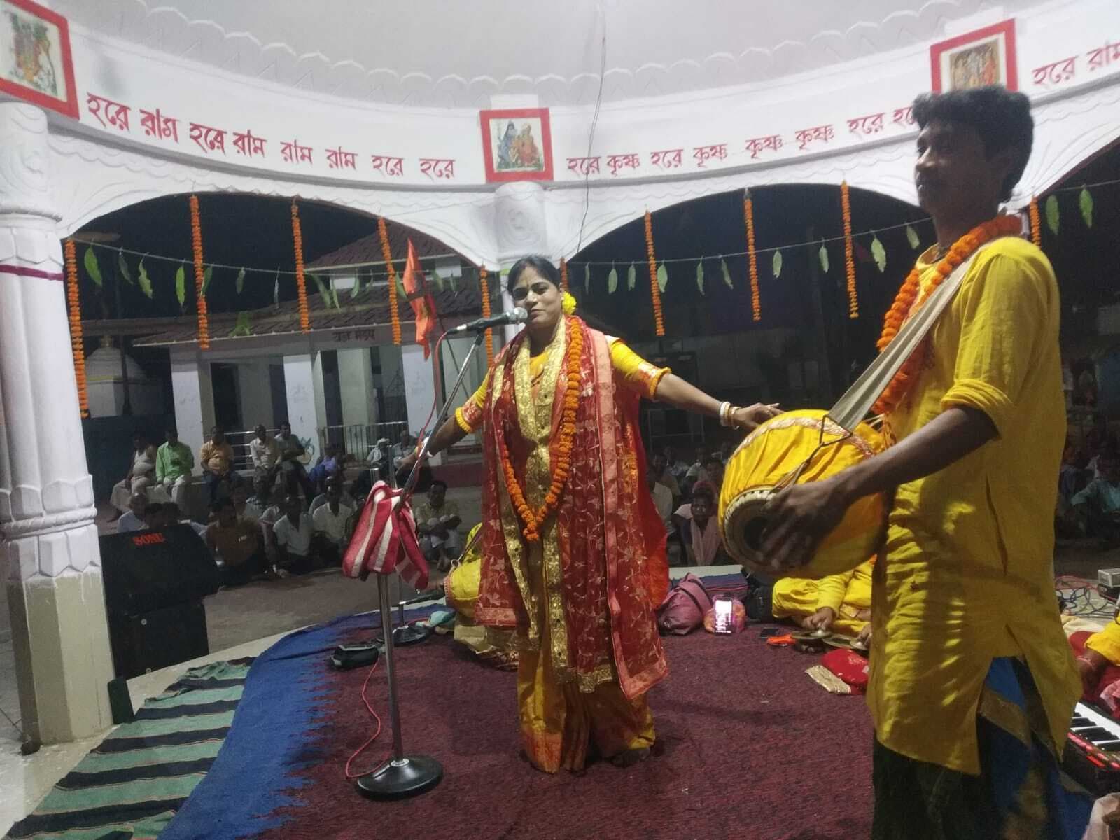 Deoghar news :  बाबा कर्णेश्वर मंदिर में  बांग्ला संकीर्तन का आयोजन, बंगाल के कलाकारों ने दी प्रस्तुति