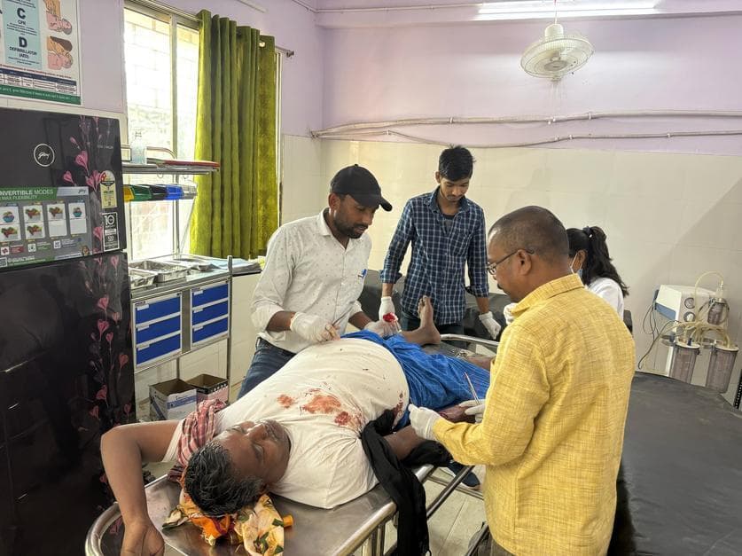 ग्राइंडर मशीन से राज मिस्त्री का हाथ व पैर हुआ जख्मी