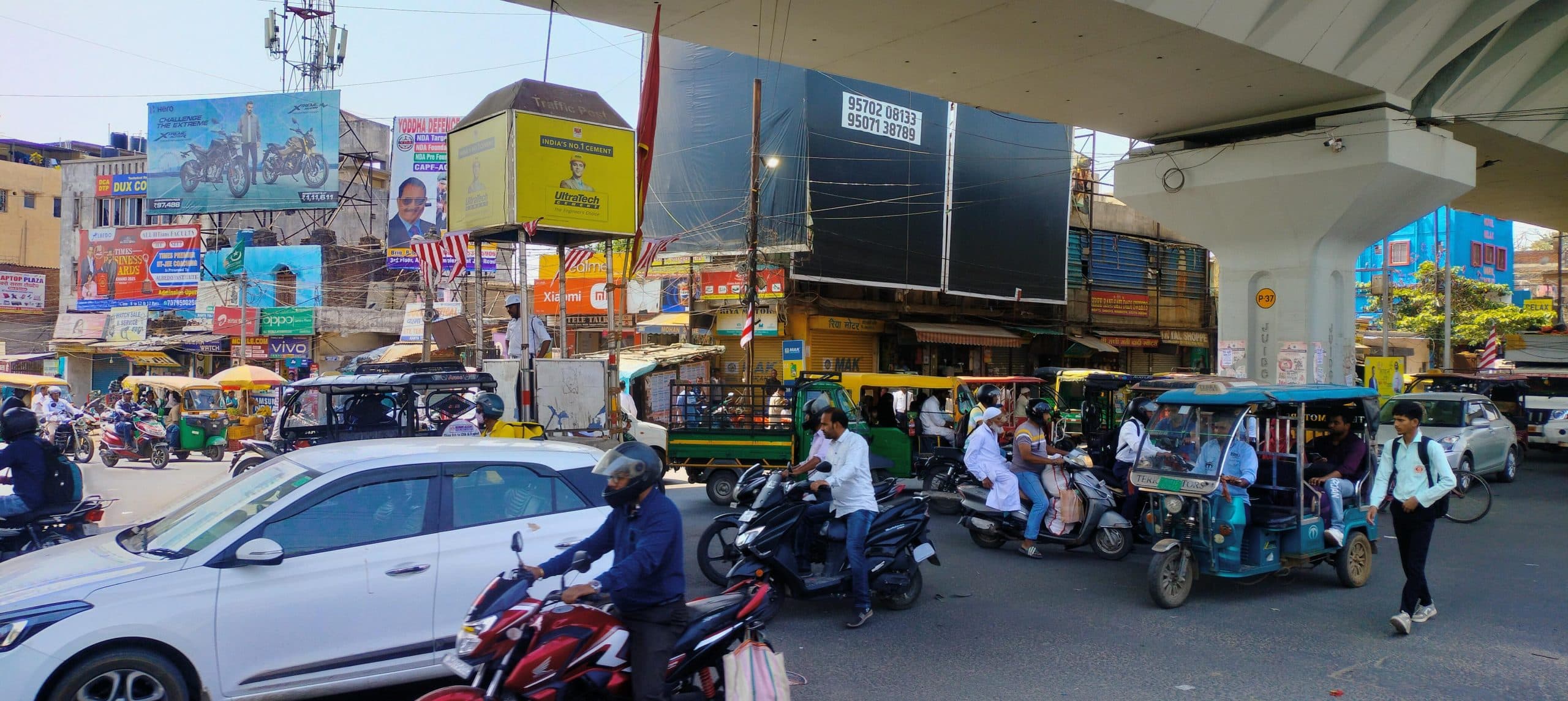 Ranchi News : ऑटो व ई-रिक्शा के कारण कांटाटोली चौक पर लग रहा जाम