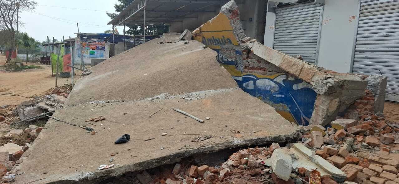 Giridih News: यात्री शेड को तोड़ने के मामले में मुकदमा दर्ज