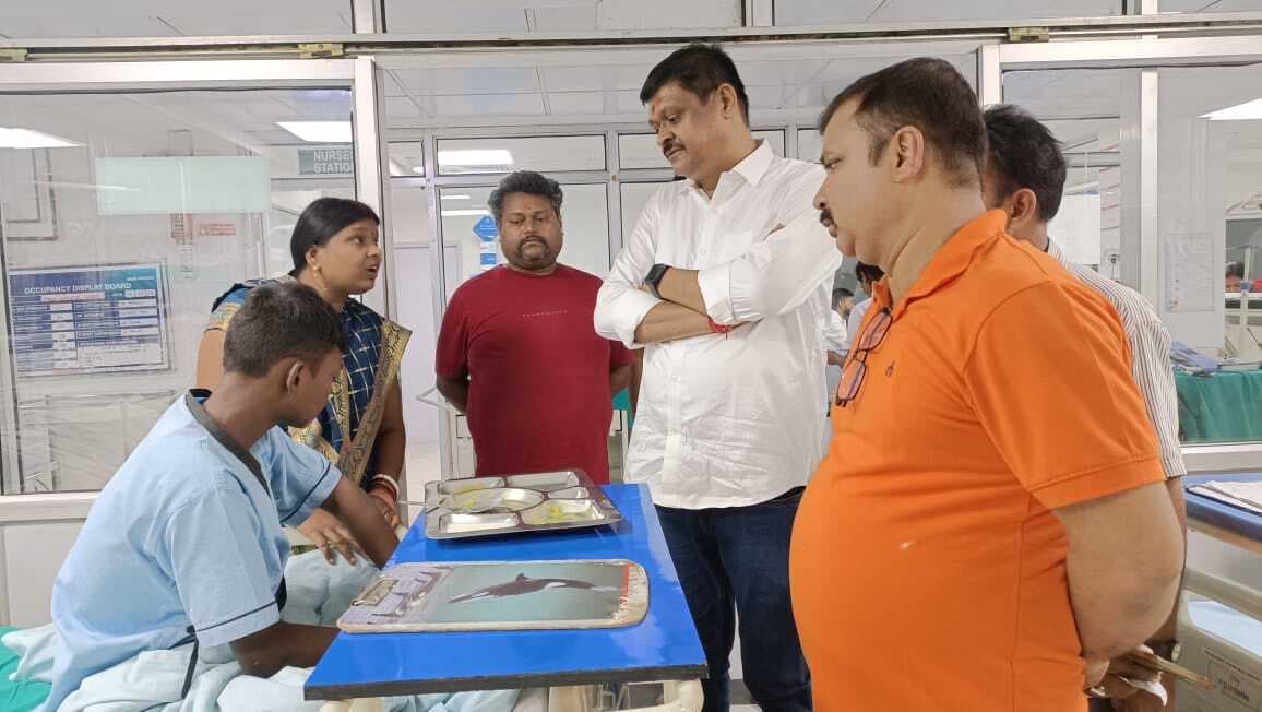 Jamshedpur News : घायल यश के इलाज का बिल राजकुमार सिंह ने कराया जमा, अस्पताल से मिली छुट्टी