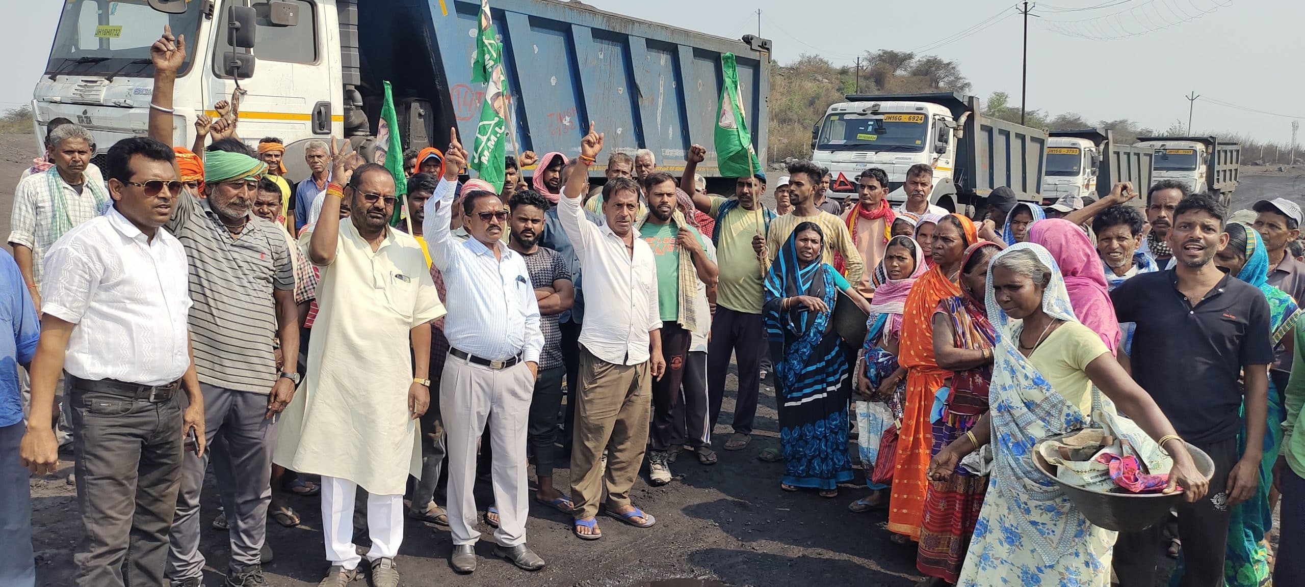 Giridih News: पेयजल समस्या को ले झाकोमयू नेताओं व कोयला लोडिंग मजदूरों ने रोकी कोयला ढुलाई कार्य