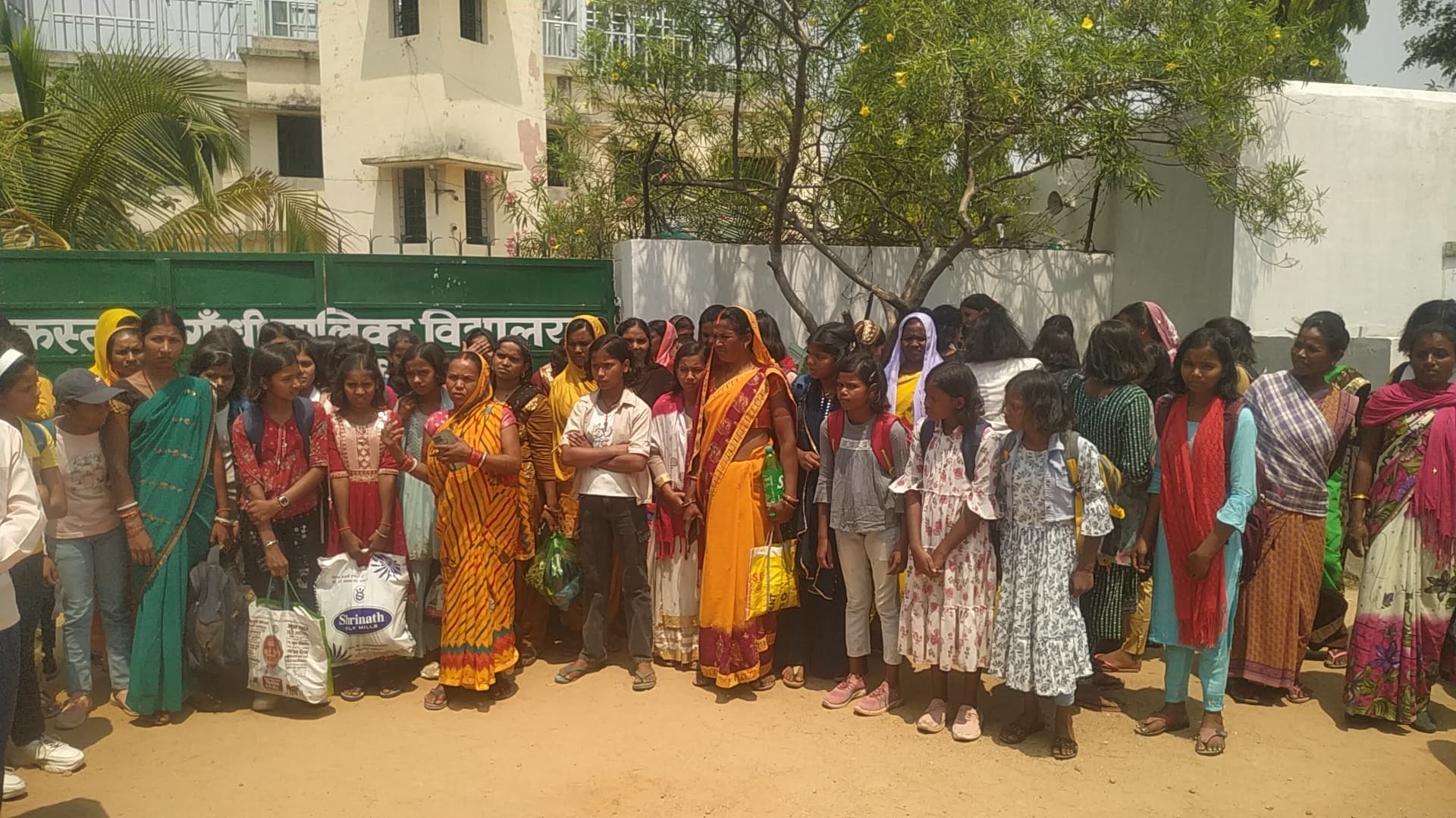 Giridih News: कस्तूरबा विद्यालय में लेट पहुंची छात्राएं, तो चार घंटे तक तपती धूप में खड़ा रखा