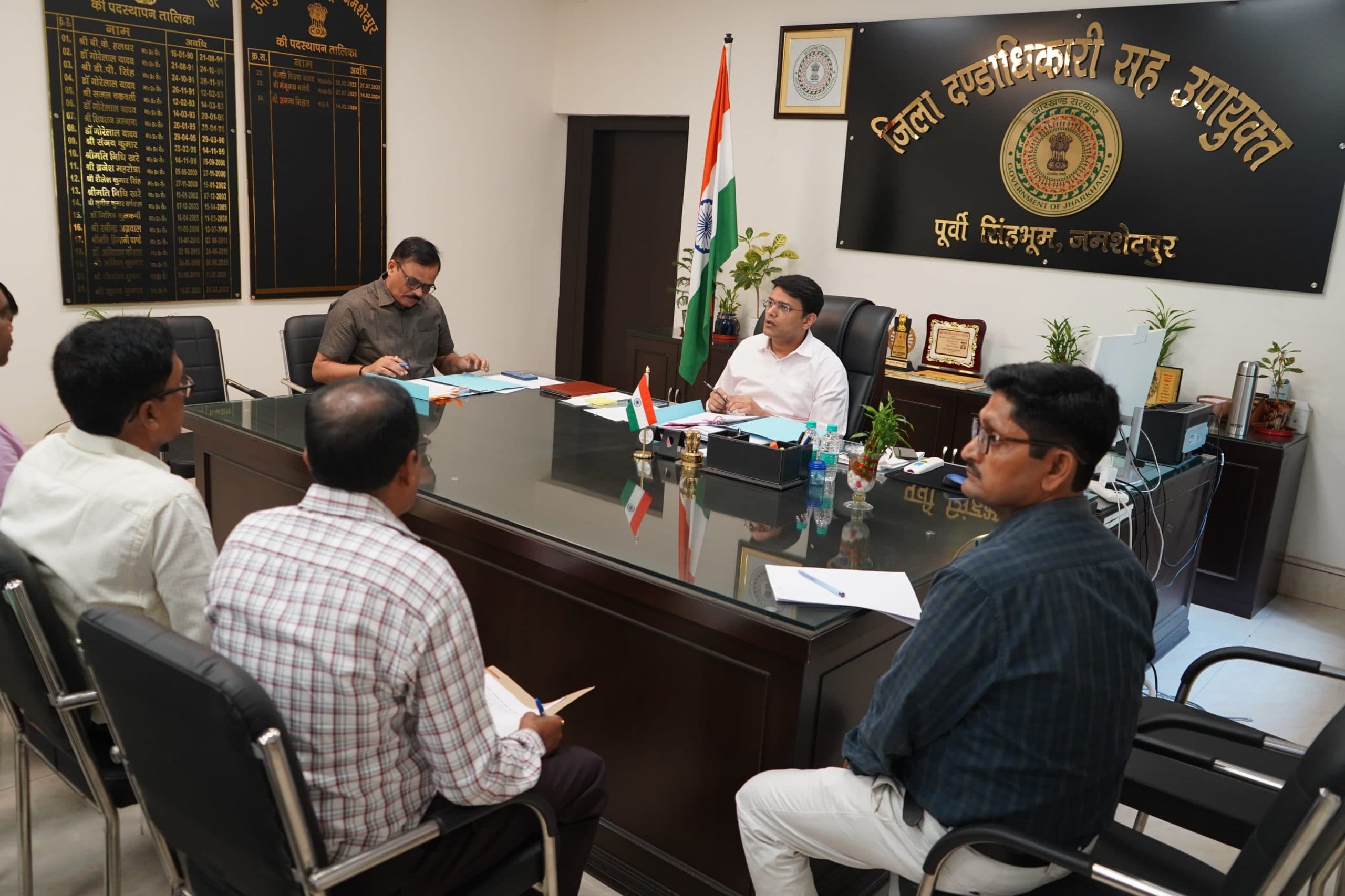 Jamshedpur News : डीसी ने की समीक्षा बैठक, दस्तावेजों के बेहतर रख-रखाव का दिया निर्देश