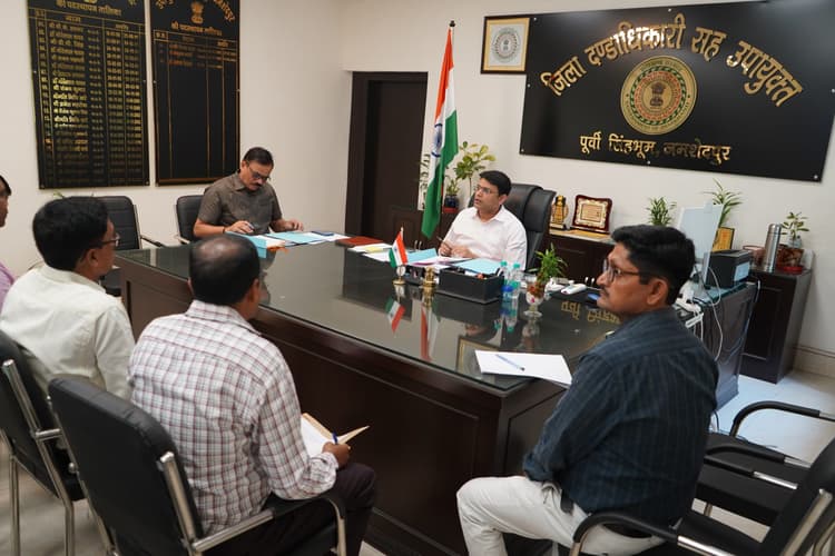 Jamshedpur News : डीसी ने की समीक्षा बैठक, दस्तावेजों के बेहतर रख-रखाव का दिया निर्देश