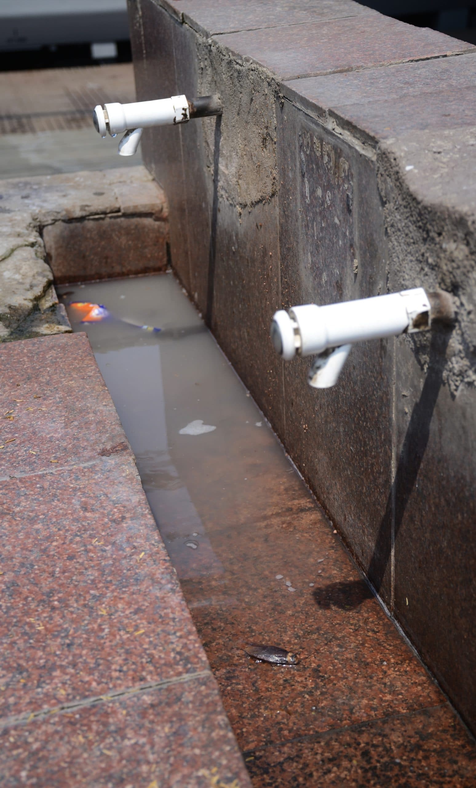 Dhanbad News : प्लेटफॉर्म संख्या एक व दो पर शीतल पेयजल का स्टैंड पोस्ट से नहीं निकला ठंडा पानी