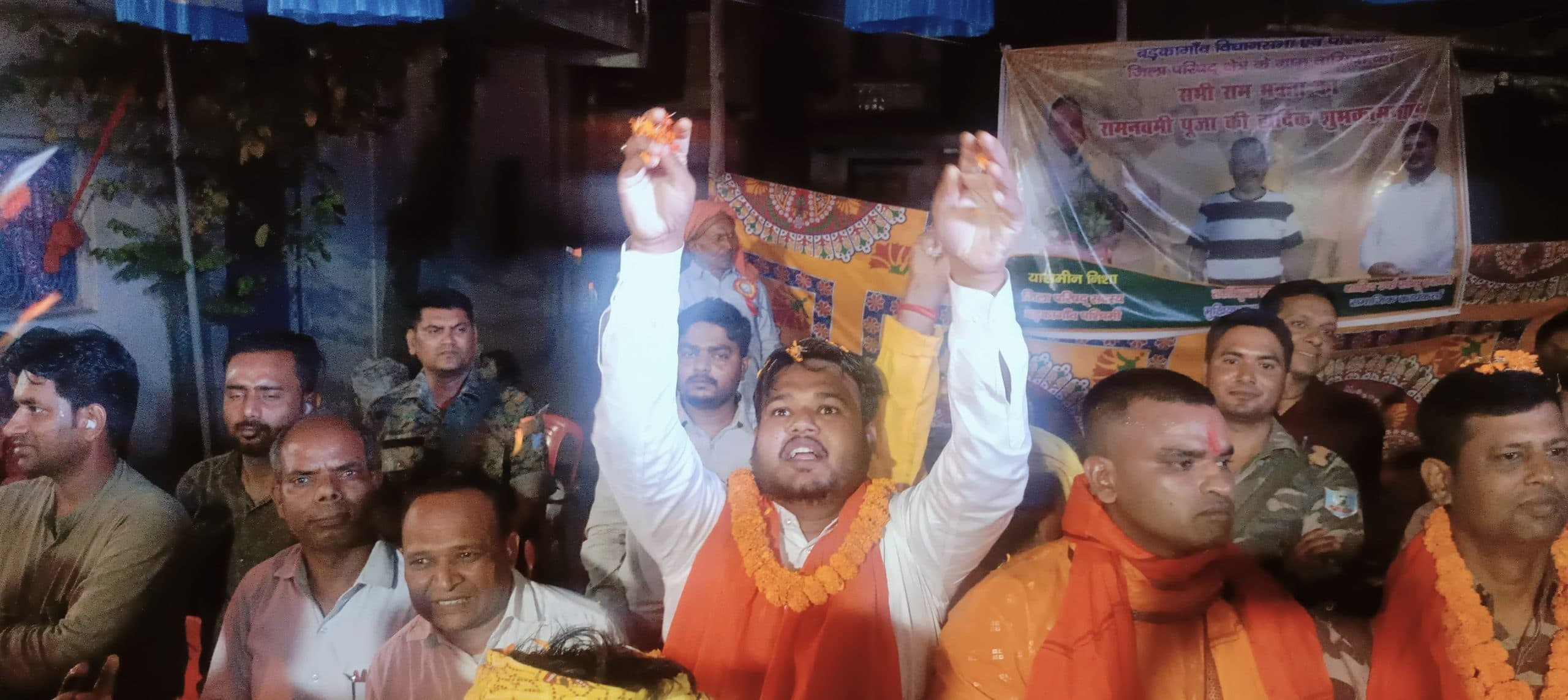 मुसलिम भाईयों ने जुलूस में शामिल रामभक्तों पर बरसाये फूल