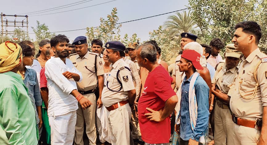 Saran News : स्कूल जा रहे सात साल के बच्चे की ट्रक से कुचल कर मौत, पुलिस पर पथराव