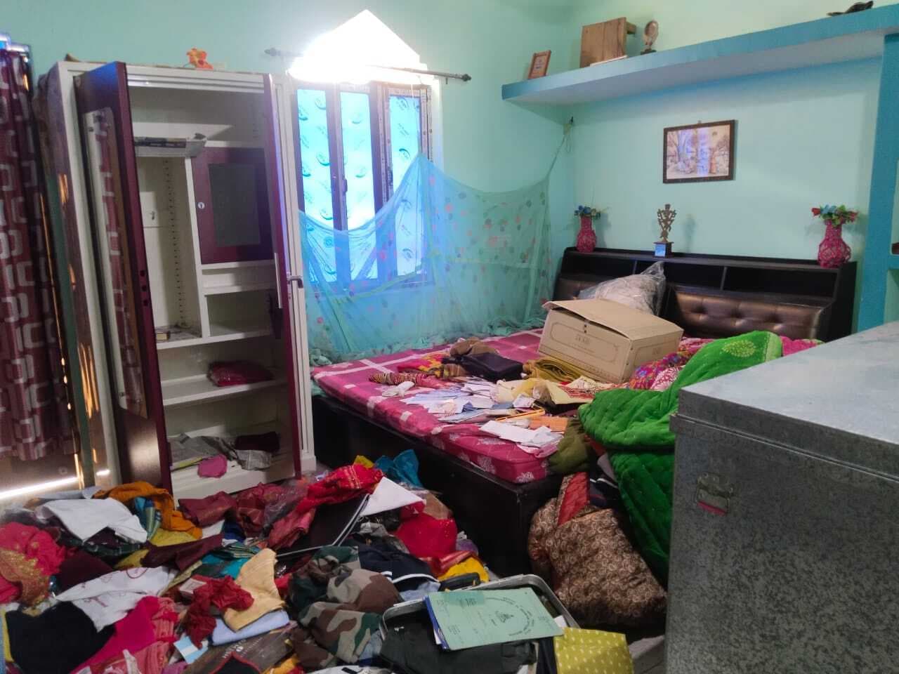 छत के सहारे घर में घुसे चोर, लाखों के गहने व रुपये उड़ाये