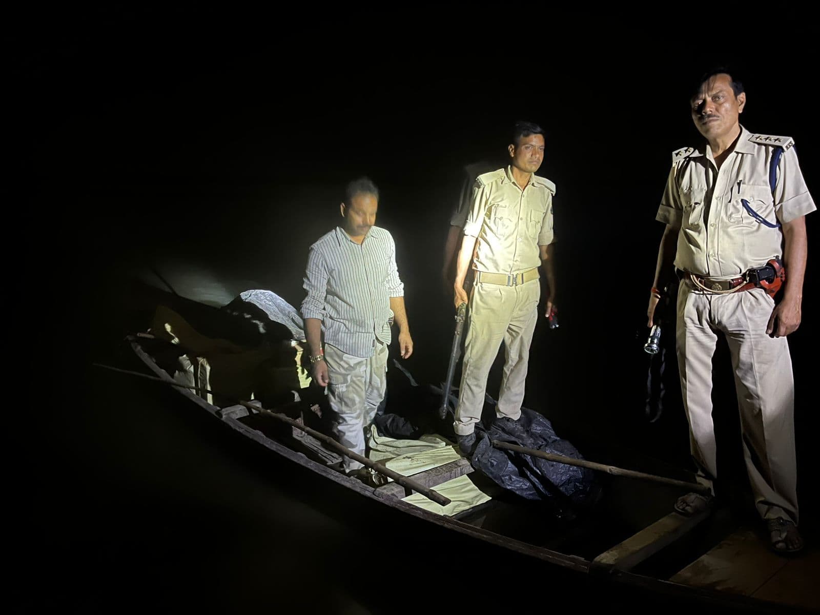 पतहरा में छापेमारी में गंडक किनारे शराब से भरी नाव बरामद, तस्कर हुआ फरार