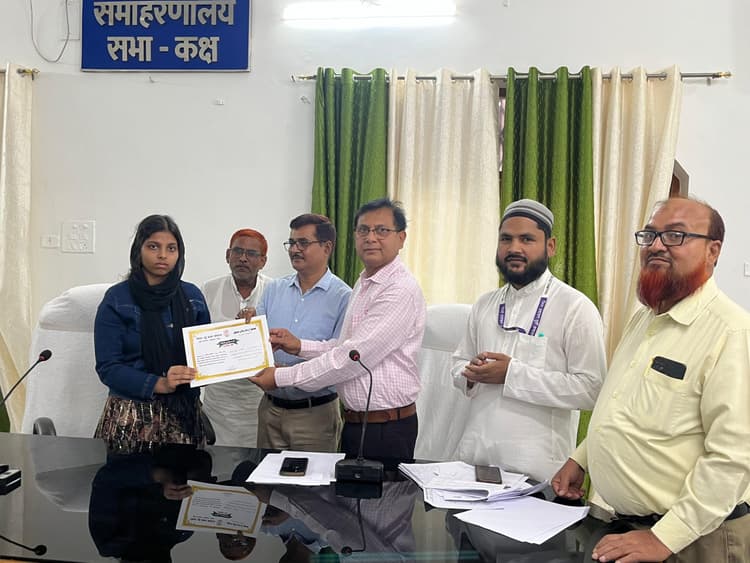Motihari : उर्दू में शानदार अंक लाने वाली गैर मुस्लिम छात्रा मुस्कान को मिला सम्मान