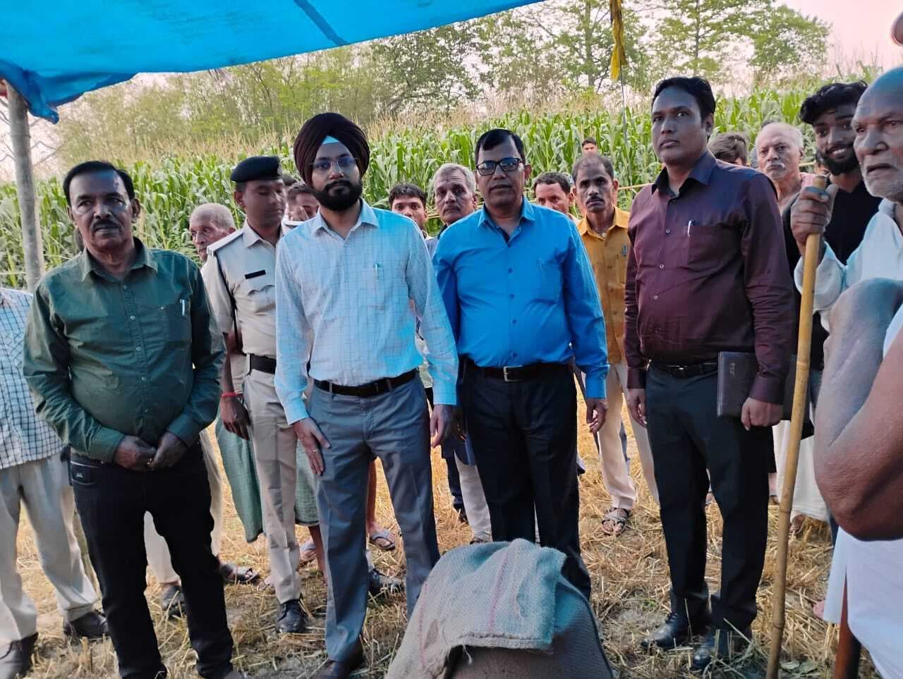 रबी फसल उपज का आंकलन करने पहुंचे जिला पदाधिकारी