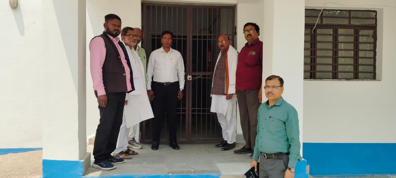 डीएम ने किया ईवीएम, वीवीपैट वेयर हाउस का निरीक्षण