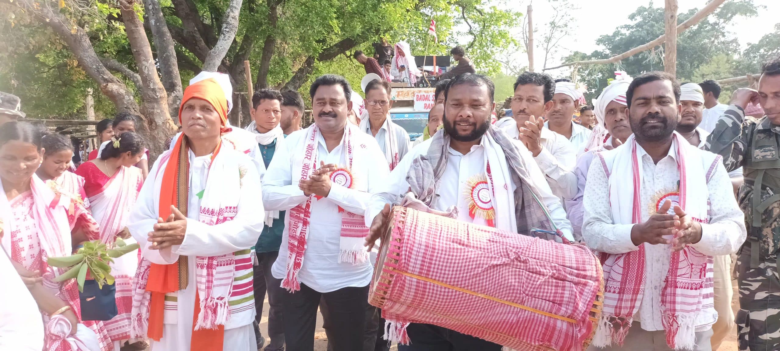 रनिया में प्रखंड स्तरीय सरहुल मिलन समारोह में झूमे लोग