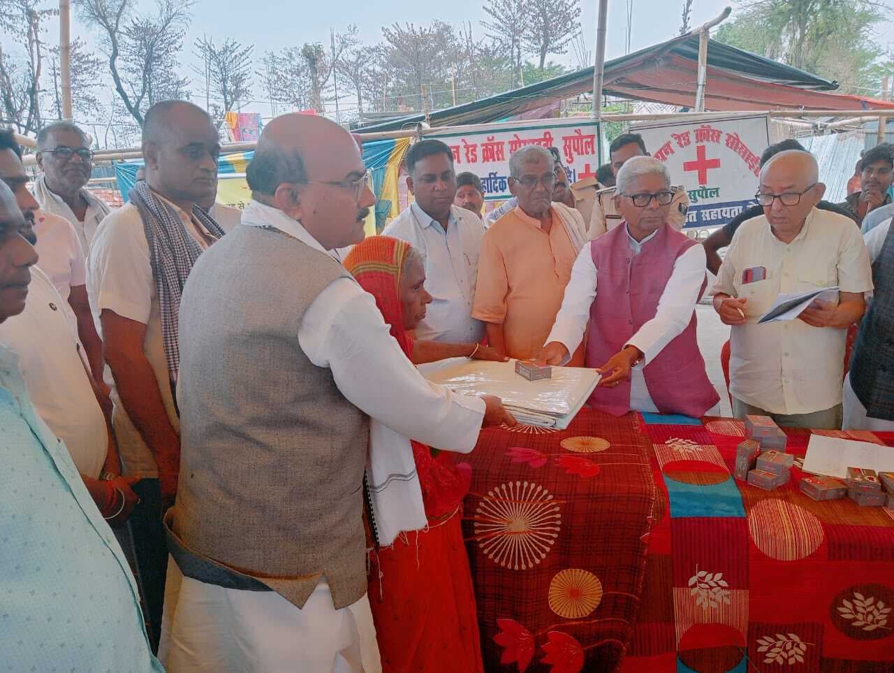 अग्निकांड पीड़ितों के बीच राहत सामग्री वितरित