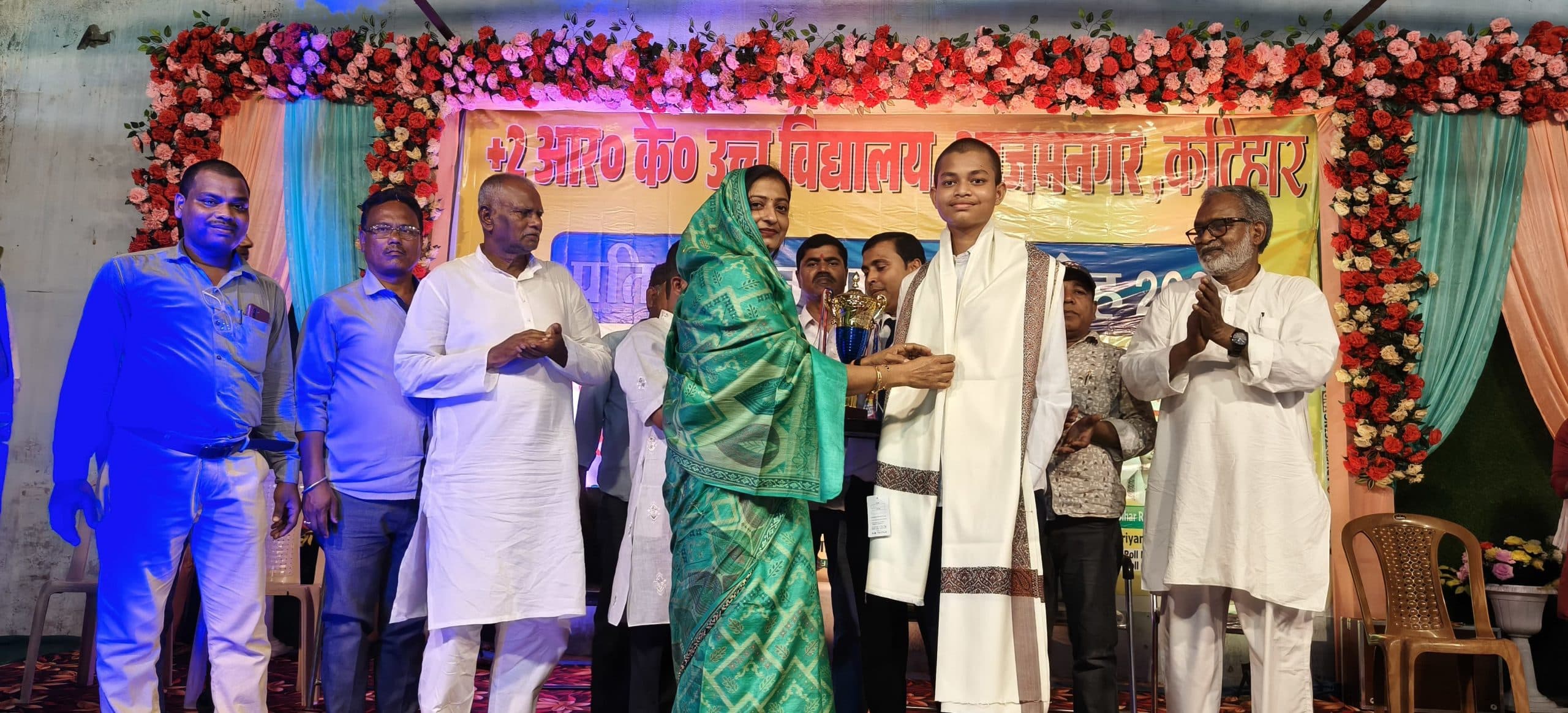 टॉपर छात्र-छात्राओं को विधायक ने किया सम्मानित