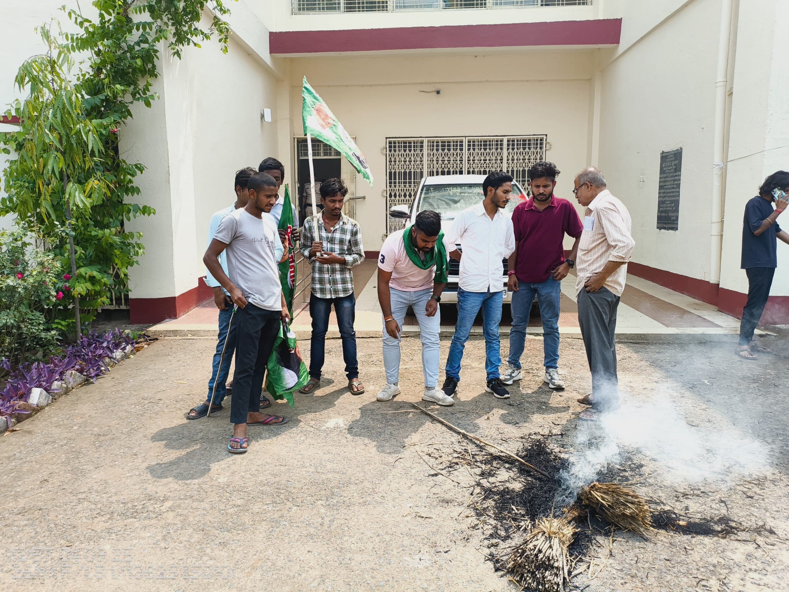 छात्र राजद ने परीक्षा नियंत्रक का फूंका पुतला