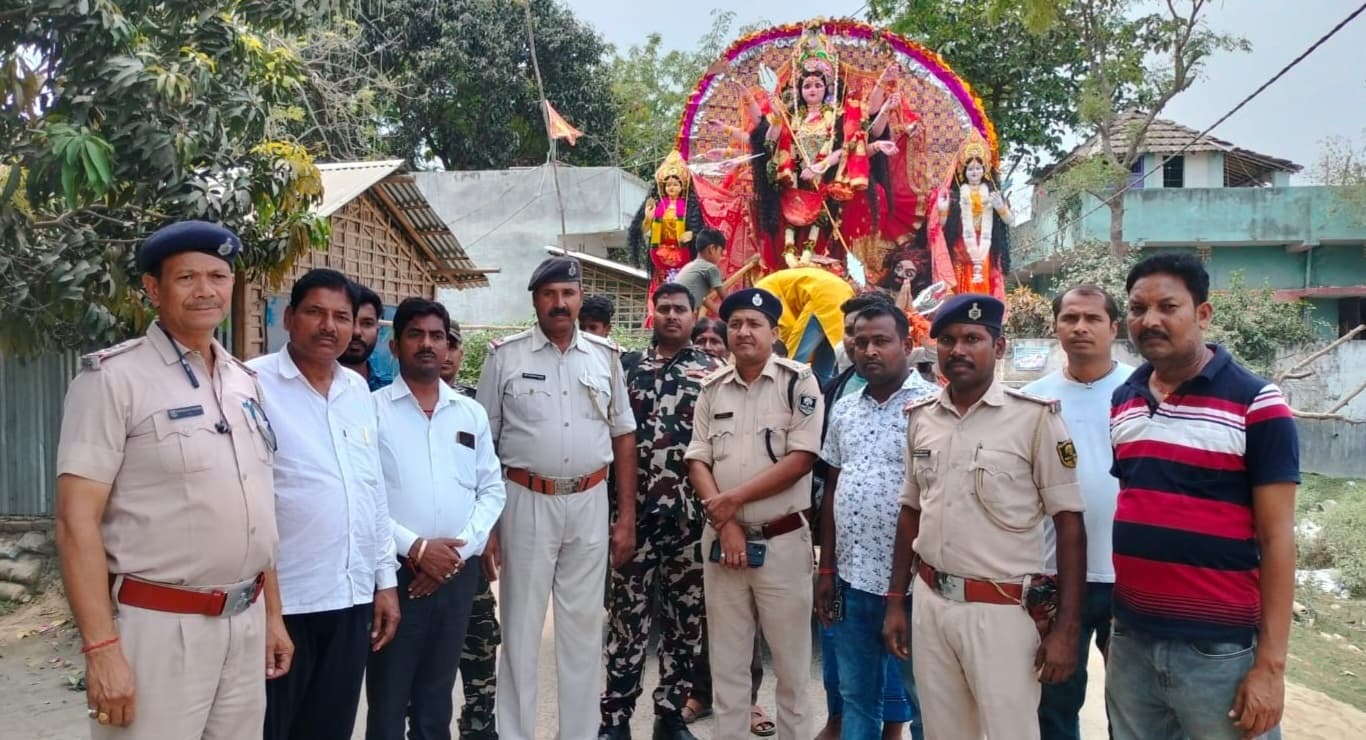 मां चैती दुर्गा की प्रतिमा का नम आंखाें से दी विदाई