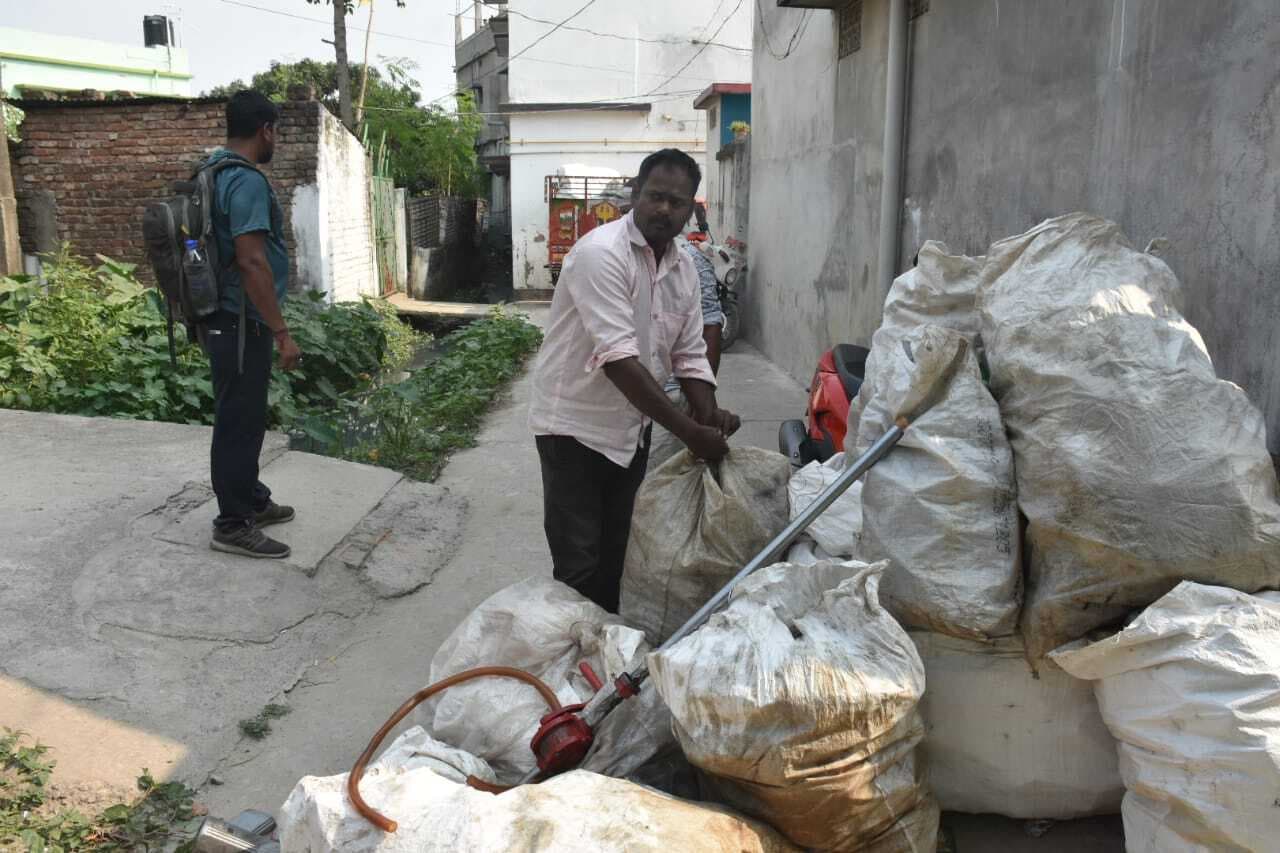 नकली मोबिल मार्केट में सप्लाई करने वाले का भंडाफोड़