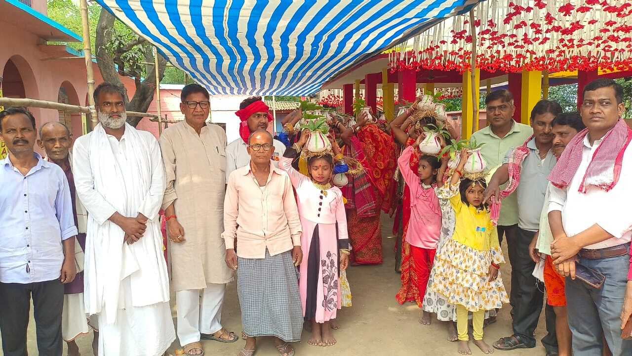 तीन दिवसीय अखंड हरिनाम संकीर्तन को निकाली कलशयात्रा