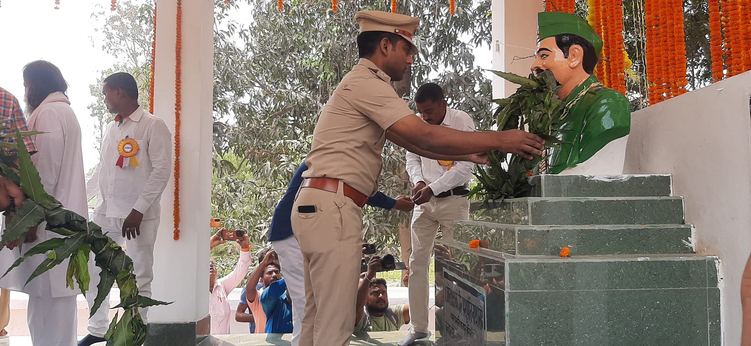 hajipur news. दारोगा पशुपतिनाथ सिंह शहादत दिवस पर तिरहुत रेंज के 40 पुलिस पदाधिकारी व कर्मी सम्मानित