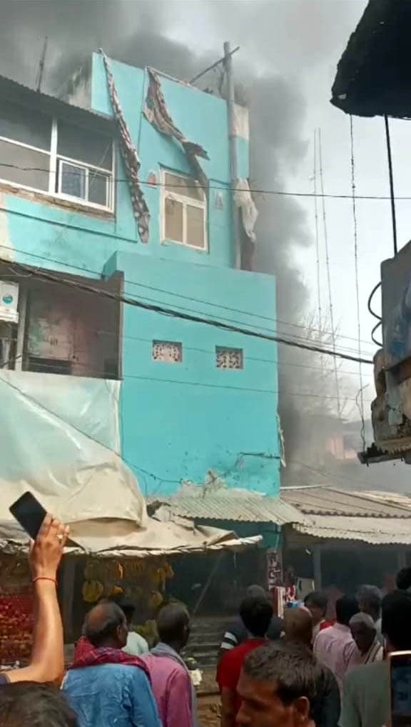 कचरे की ढेर में लगी आग, किया विकराल रूप धारण