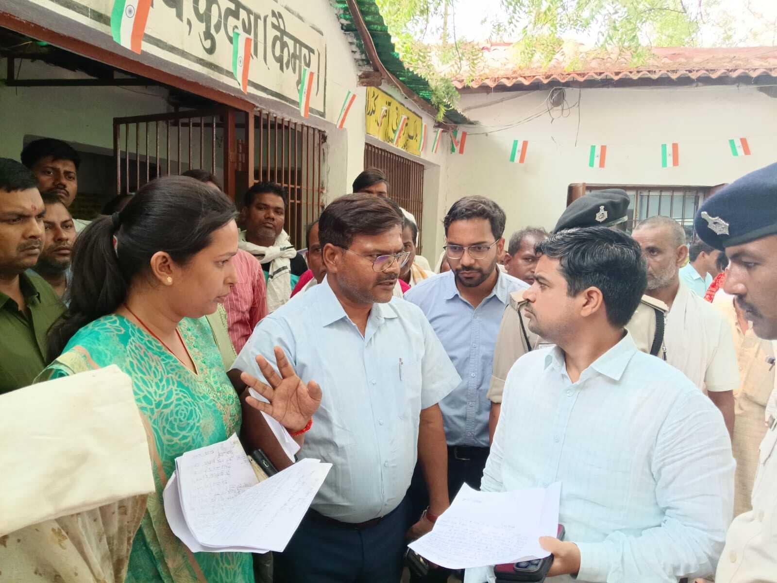 ग्रामीणों की फरियादें सुनकर डीएम ने अधिकारियों को दिये निर्देश