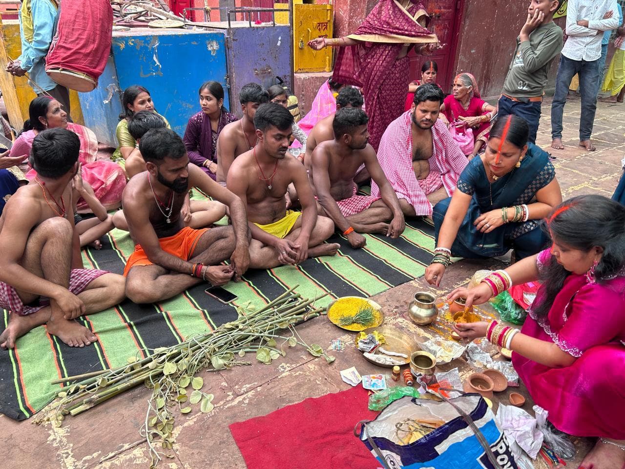 Deoghar news : उपनयन, मुंडन व अन्य अनुष्ठान कराने वालों का मंदिर में लगा रहा तांता