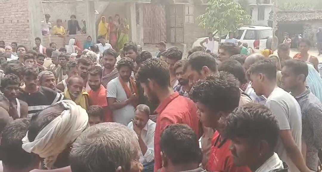 HAJIPUR NEWS. संदिग्ध परिस्थिति में घर से विवाहिता का शव बरामद, पिता ने लगाया हत्या का आरोप