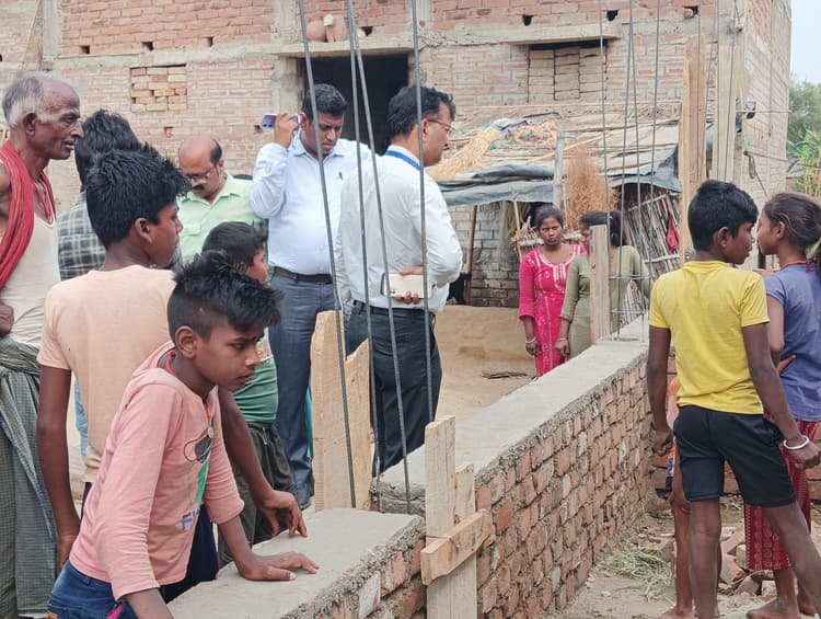 आवास योजना में धांधली की जांच करने पटना से पहुंची टीम