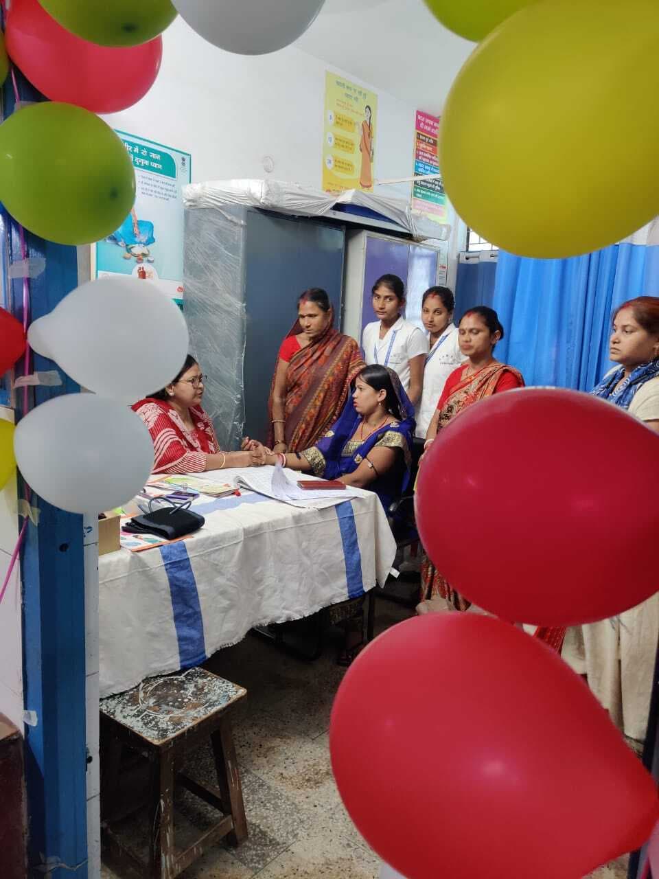 डॉक्टर ने की गर्भवती महिलाओं की जांच