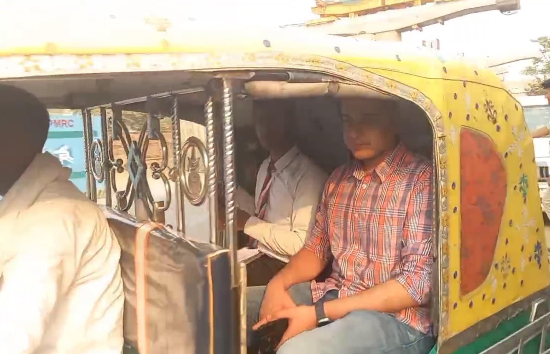 ऑटो में सवार होकर ट्रैफिक एसपी ने किया निरीक्षण, चेकपोस्ट के अंदर बैठे पदाधिकारियों को लगायी फटकार