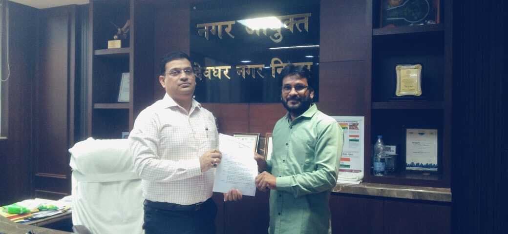 Deoghar news : इम्प्लाइज फेडरेशन ने नगर आयुक्त को सौंपा ज्ञापन,  कर्मियों की मांगें पूरी करने की अपील