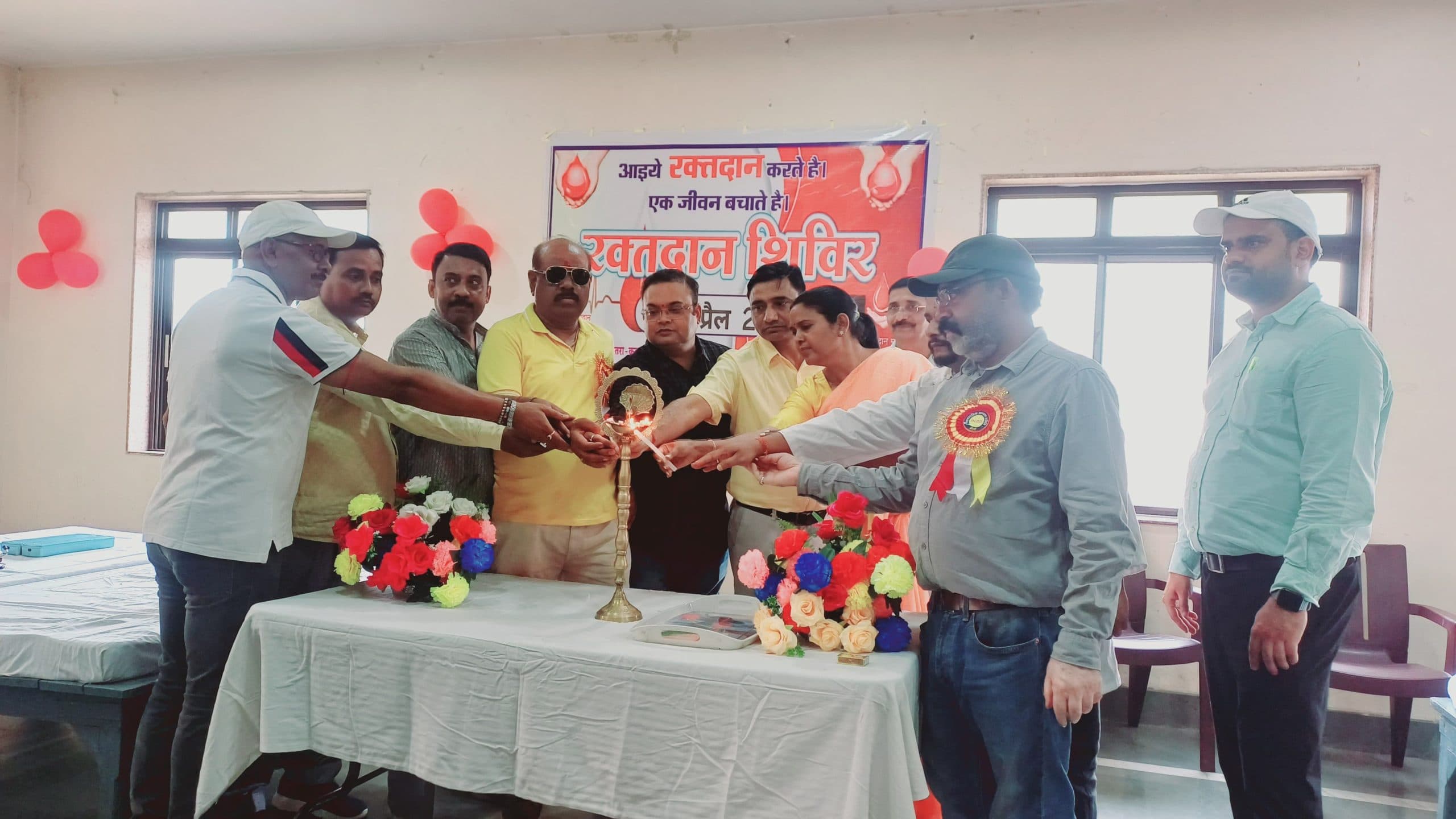 रक्तदान कर दूसरों की जिंदगी बचाने का लिया संकल्प