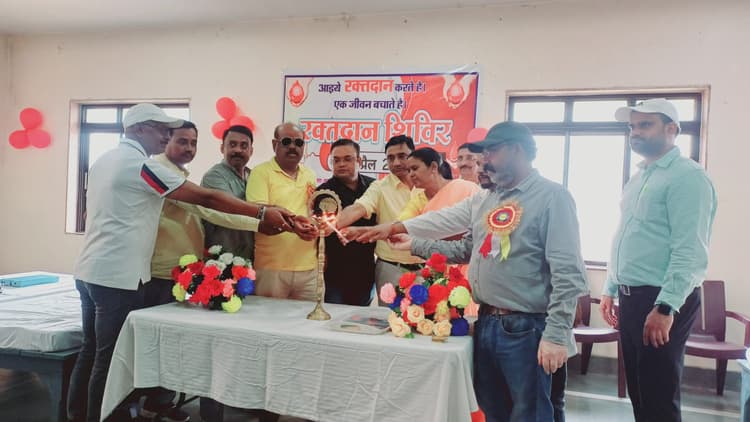 रक्तदान कर दूसरों की जिंदगी बचाने का लिया संकल्प