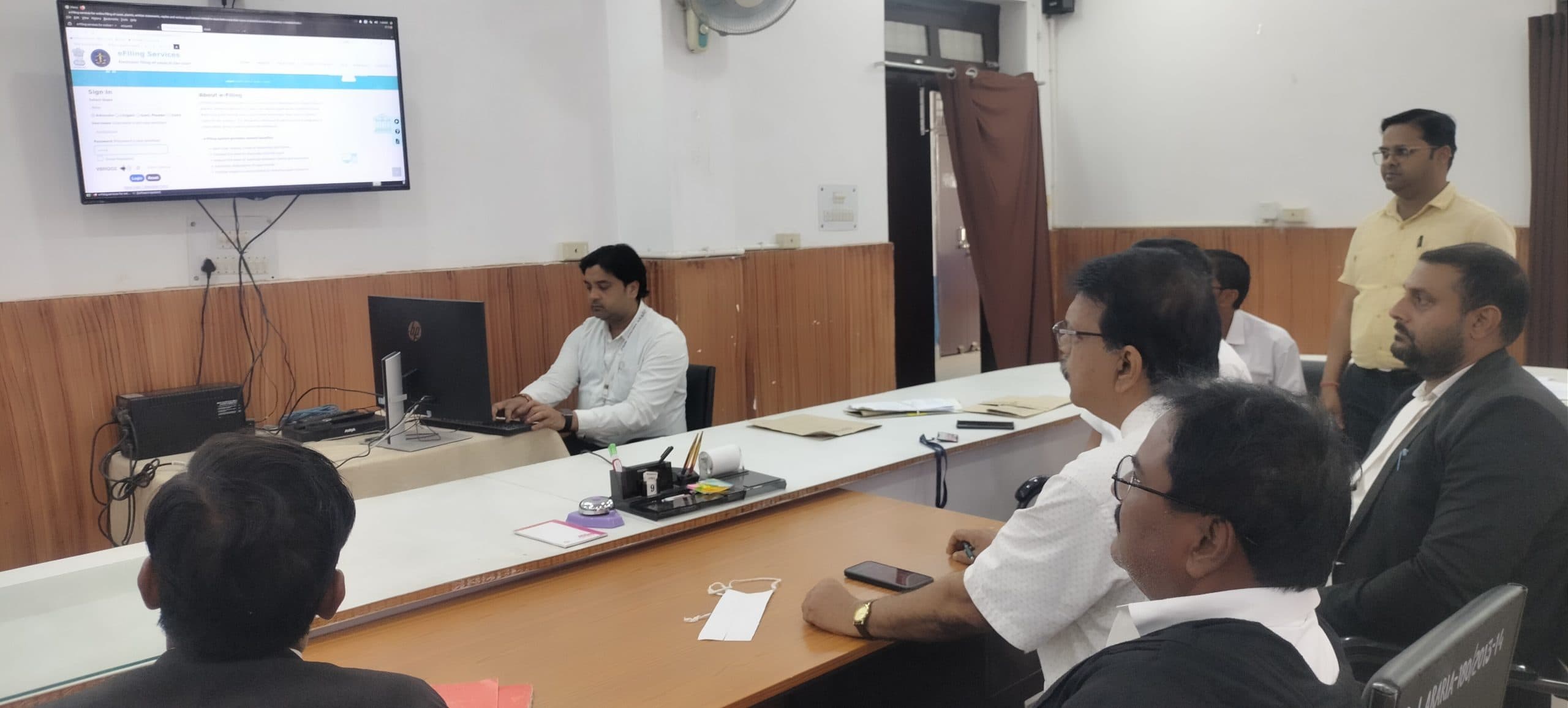 सिस्टम ऑफिसर अधिवक्ताओं को ई-फाइलिंग का दिया प्रशिक्षण