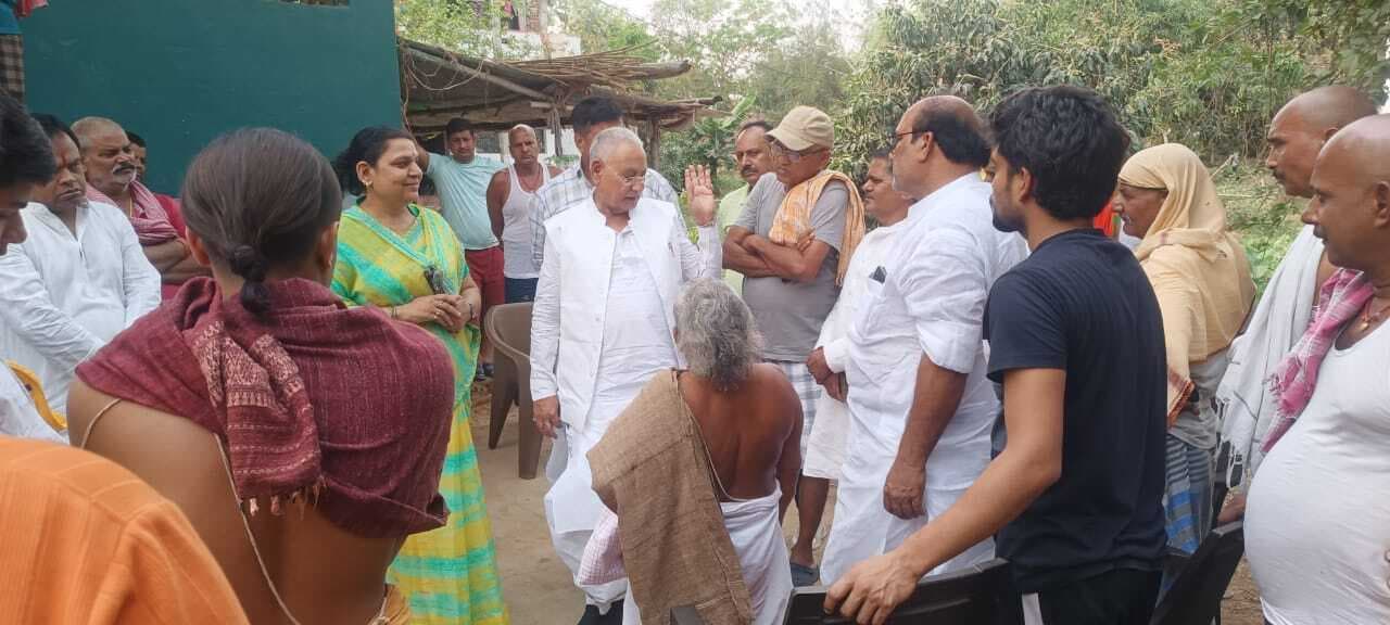 पीड़ित परिवार को सांत्वना देने पहुंचे पूर्व सांसद