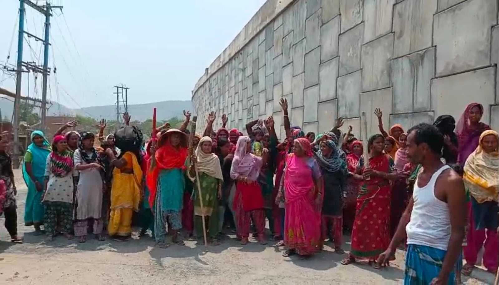 बस अड्डा बनने की सूचना से ग्रामीणों में हड़कंप, विरोध में सड़कों पर उतरे लोग