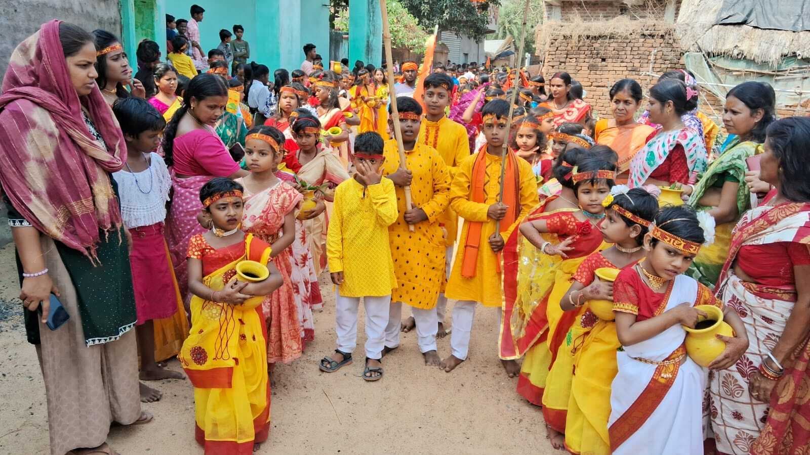 श्रीमद्भागवत कथा काे लेकर निकाली गयी कलश यात्रा