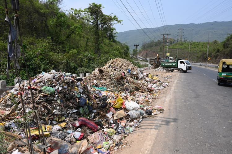 Jamshedpur news. मानगो का कचरा हो रहा दलमा के तराई में डंपिंग