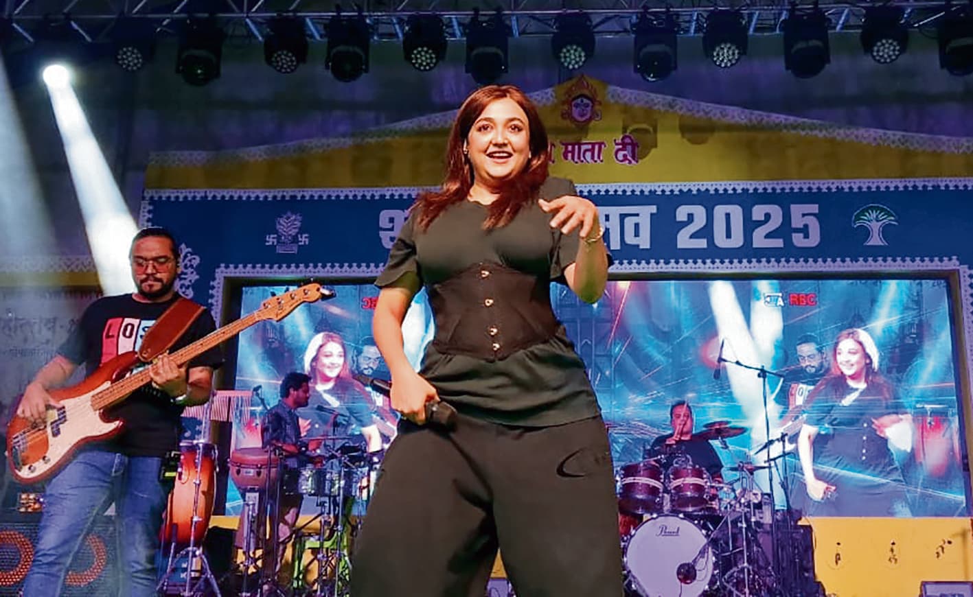 Gopalganj News  : थावे महोत्सव में बॉलीवुड कलाकार मोनाली ठाकुर ने बिखेरी जादुई आवाज, तालियाें की गड़गड़ाहट से जवां होती गयी महफिल