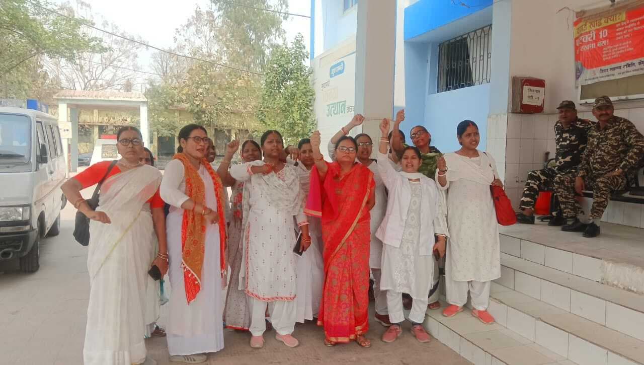 Kaimur News : वीडियो कॉल अटेंडेंस को लेकर एएनएम ने किया प्रदर्शन