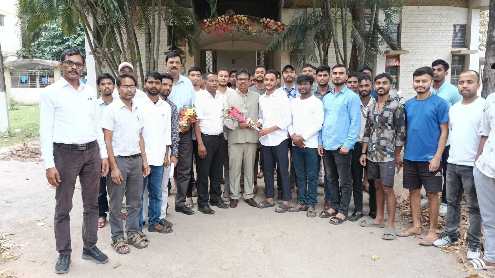 Ranchi News: डीएसपीएमयू : कुलपति ने हॉस्टल का निरीक्षण किया