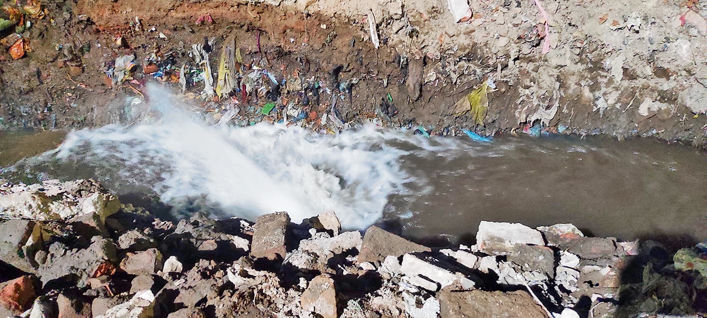 जेसीबी से गंगाजल का मेन पाइप फटा