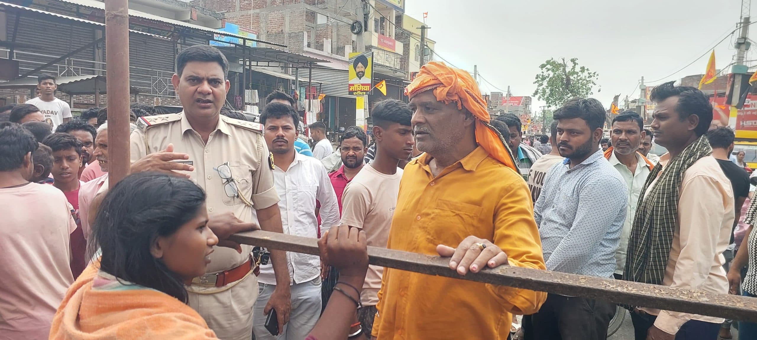 नाले का पानी बहने के विरोध में लोगों ने किया सड़क जाम