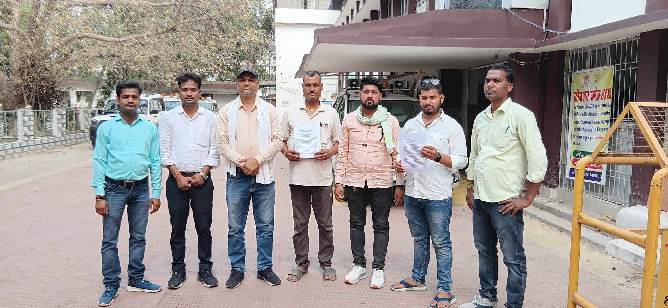 कार्यपालक पदाधिकारी की मनमानी के खिलाफ सात वार्ड पार्षदों ने डीएम को सौंपा इस्तीफा